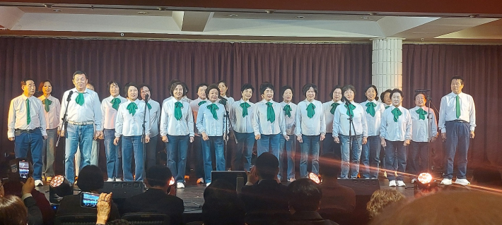 합창단원 전체가 '평생'을 부르며 정기연주회 시작을 알렸다.  