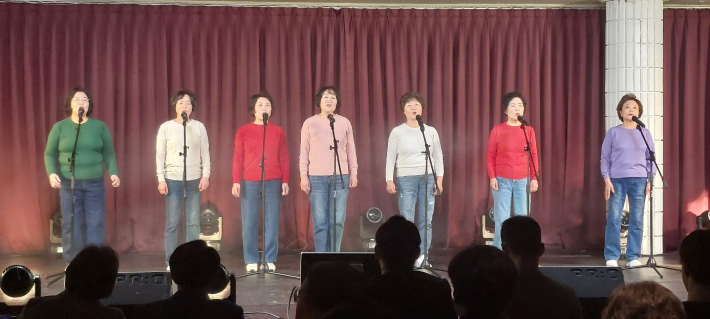 조용필의 히트곡 '허공'을 부르고 있다.