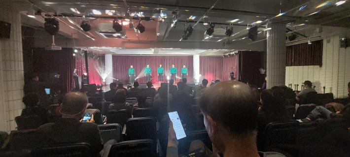 초록색 상의를 입고 팝송 '에버그린'에 도전하고 있다.