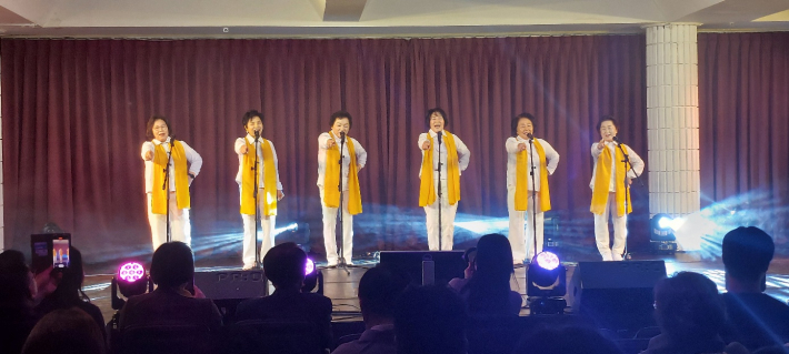 노란 목도리까지 통일한 합창단원