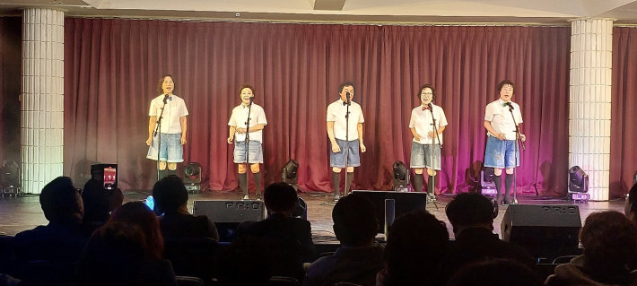 반바지 입고 청춘으로 돌아간 합창단원