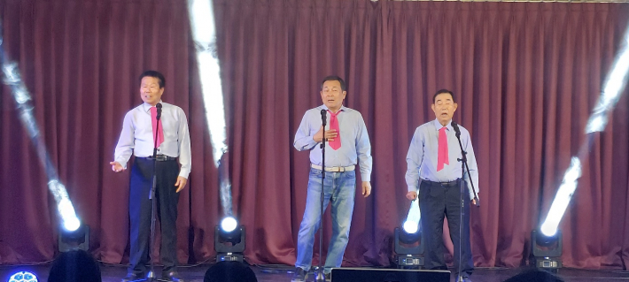 남성 트리오의 열창