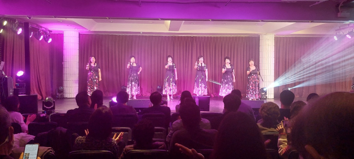 모란꽃 여인 6명이 '모란꽃 여인'을 노래하고 있다.