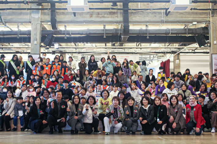 '아이의 꿈을 새롭게! 수원의 미래를 빛나게!' 2025 수원시 환경·인권 교육 성과 공유 행사 참여자 단체 기념 촬영.  (사진제공 = 경기도아동돌봄수원센터)