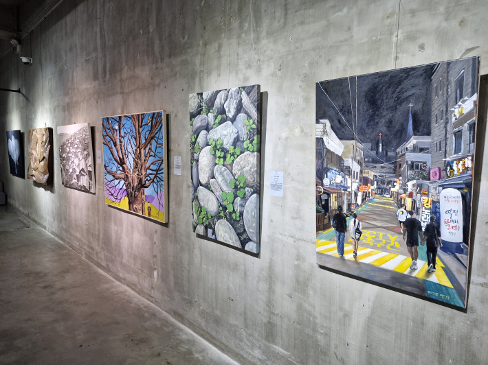 50명의 작가가 각자의 시선으로 그려낸 풍경은 결국 사람의 이야기다. 