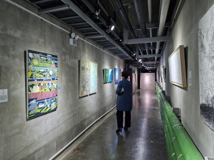 작가들의 사적인 기록인데, 우리 마음속 저 아래 따뜻하게 머물러 있는 기억을 불러온다.