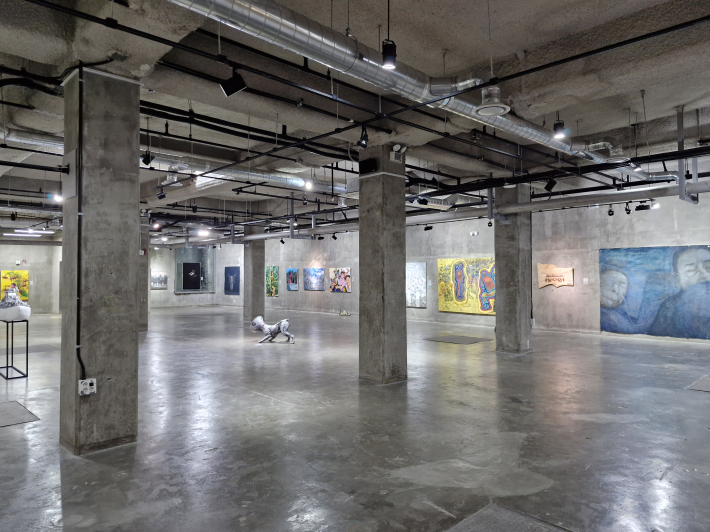 전시장은 콘크리트 벽과 폐수처리시설을 그대로 보존해 특별한 감성을 느끼게 한다. 