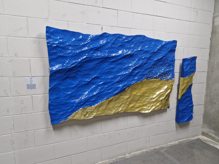 김경지 작가의 작품. 수원천 주변을 오가던 사람들 이야기들을 형상화한 것이다.