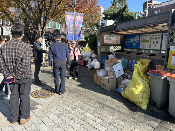 사진) 수원시 관계자들이 16일 신풍동 에코스테이션을 점검하고 있다.    