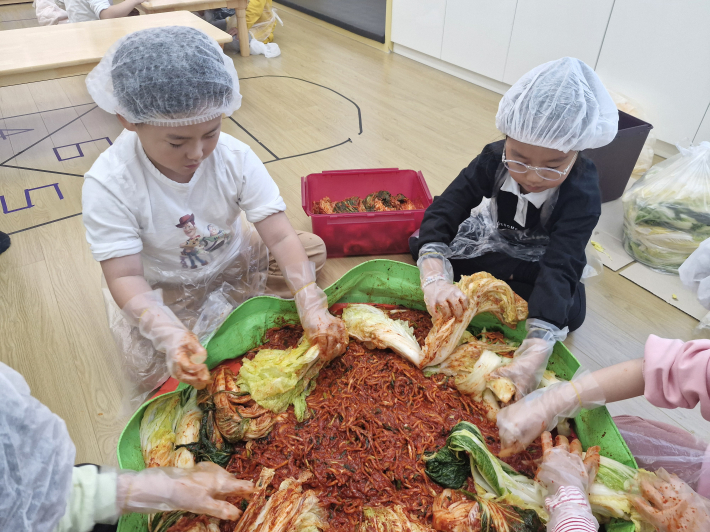김치 담그는 아이들 모습