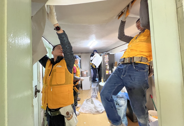 수정인테리어 기술전문학원,  수원시 장안구 조원1동 취약계층 위한 무료 도배 봉사