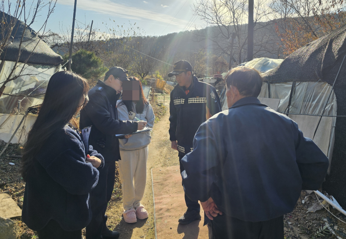 대설대비 주거용 비닐하우스 점검을 하고 있다. 