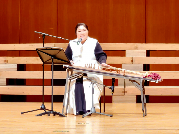 특별출연한 가야금 병창 이은희 씨가 연주를 하고 있다.