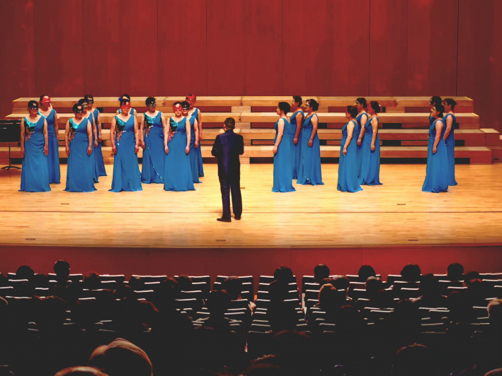 공연복을 입은 단원들이 고양이 탈을 쓰고 익살스럽고 생동감 넘치는 무대를 선보이고 있다.