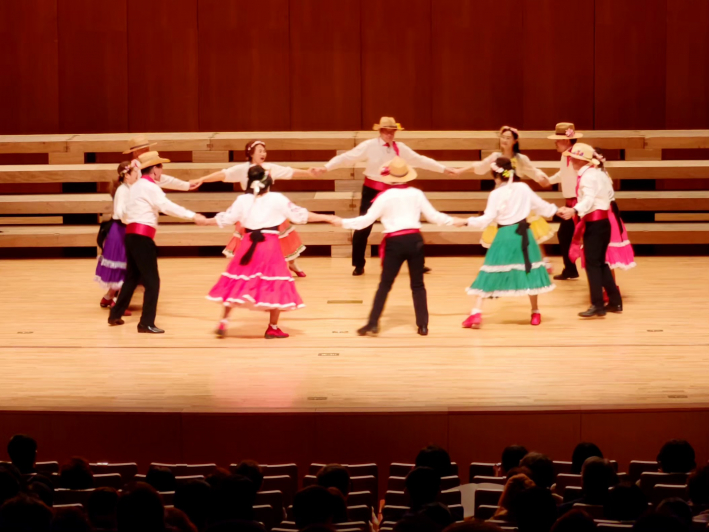 특별출연한 포플사(포크댄스) 팀의 공연이 관랙들에게 큰 즐거움을 선사하고 있다.