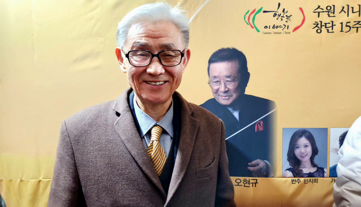 이날 공연의 백미인 '수원천 유정' 작사인 임병호 시인이 인터뷰에 응하며 활짝 웃는 모습이다.