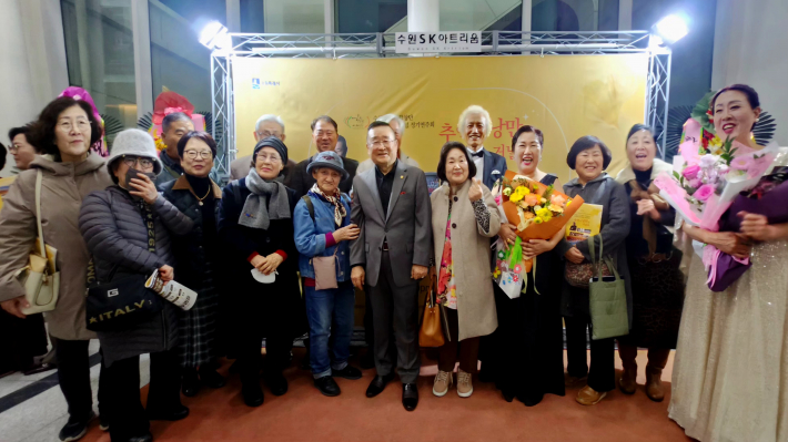 공연을 마친 뒤 오현규 지휘자가 관객들과 포토존에서 사진촬영을 하고 있다.