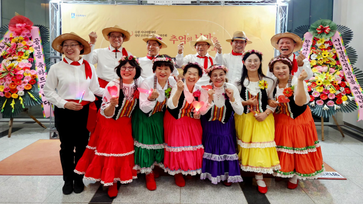 공연을 마친 포즐사(이영관 단장, 뒤줄 오른쪽) 팀이 포토존에서 사진 촬영을 하고 있다.