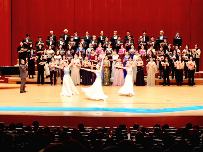 우정의 무대 (수원시니어합창단, 수원콘서트콰이어, 경기교사합창단) 가 멋지게 펼쳐지고 있다.