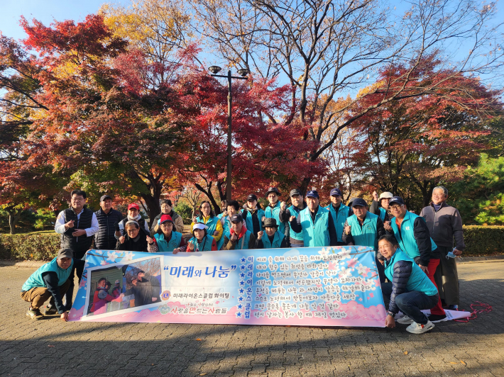 사랑을 만드는 사람들 봉사회가 김장김치 만들기 행사를 하고 있다.