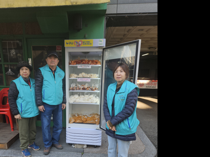 사랑을 만드는 사람들 봉사회가 김장김치만들기 행사후 조원1동 공유냉장고에 후원했다.