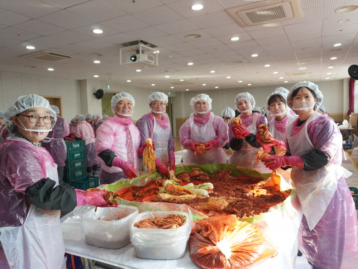 광교종합사회복지관에서 취약계층 가정에 전달할 김장 김치를 담그고 있다.