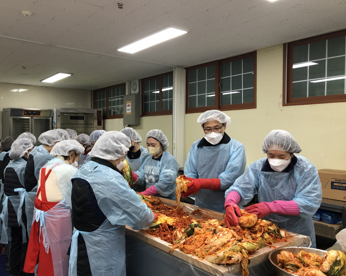 정자2동 새마을부녀회에서 김장 김치를 담그고 있다. 