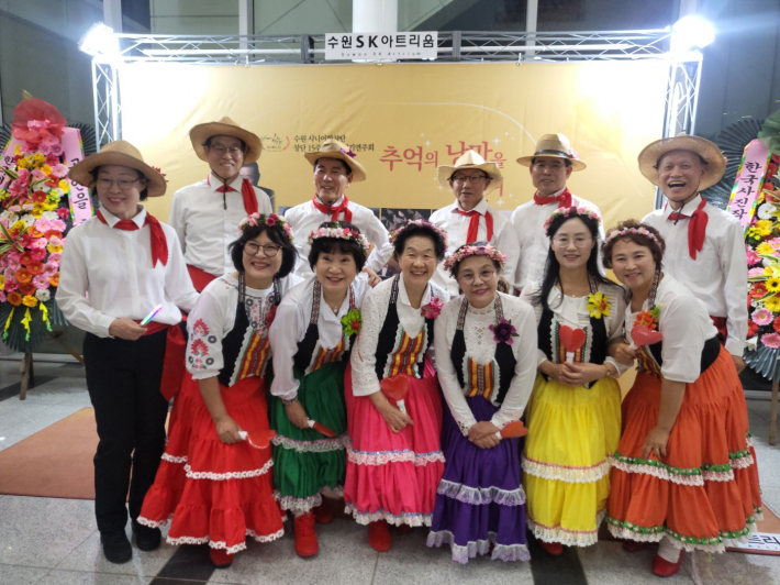 공연을 마친 포크댄스 팀의 인증샷. 환한 미소 속에서 나이를 잊은 순수한 즐거움이 그대로 묻어난다.