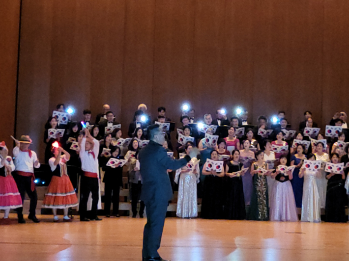 '나는 반딧불이'가 흐르자 감독의 따뜻한 연출에 화답하듯, 무대와 객석 곳곳에서 휴대폰 불빛이 하나둘 켜지기 시작했다.