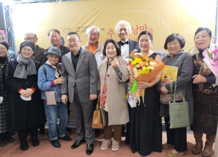 출연자와 관람객들이 서로를 축하하고 격려하며 사진을 찍고 덕담을 나누는 모습이 이어지며, 현장은 잔치 분위기로 물들였다.