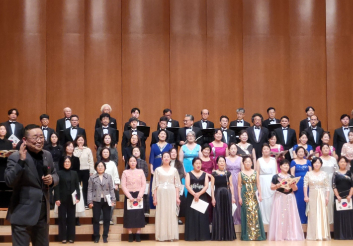 오현규 총감독이 전 출연자들과 함께 관객들에게 마지막 인사를 전하고 있다.