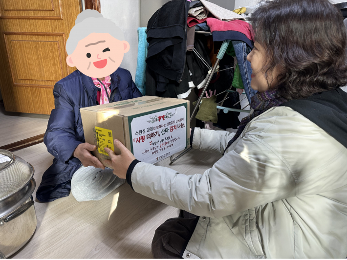 ▲ 김장김치를 어르신들께 전달하는 사진