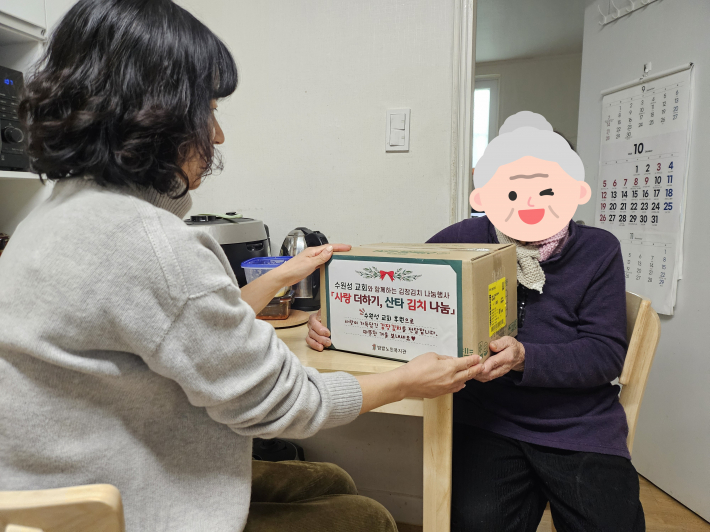 ▲ 김장김치를 어르신들께 전달하는 사진