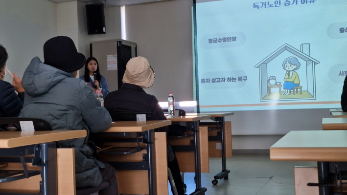 어르신들의 수강하는 태도가 숙연하다