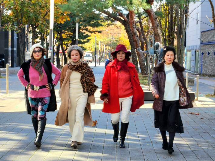 춤추듯 걸어가는 시니어모델들의 활력 넘치는 모습
