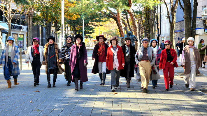 국제테마거리를 빛나게 하고 있는 모델들의 아름다운 미를 겸비한 건강한 워킹