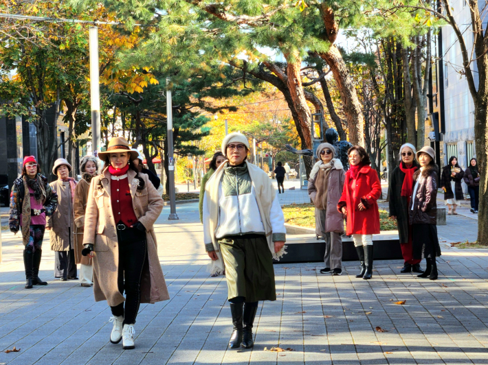 이번 3회에 걸친 거리패션쇼로 인계동 국제테마거리는 말 그대로 다시 살아남