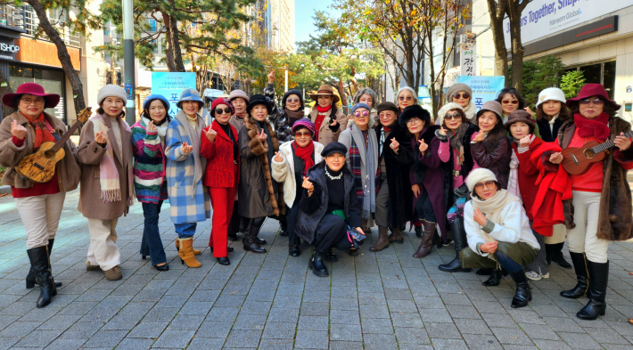 광교노인복지관 '아름다운 미를 겸비한 건강한 워킹'반 어르신들
