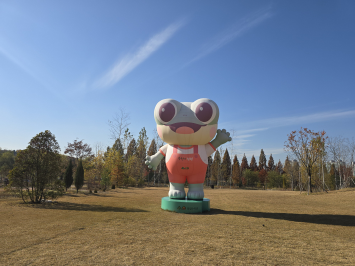 일월수목원에서 방문객들을 반갑게 맞이하는 수원시 캐릭터 '수원이'