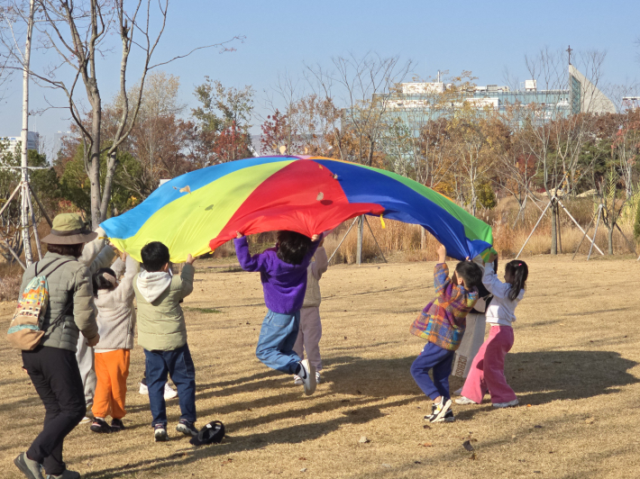 친구들과 힘을 합쳐 바람을 만들어보는 파라슈트 놀이.