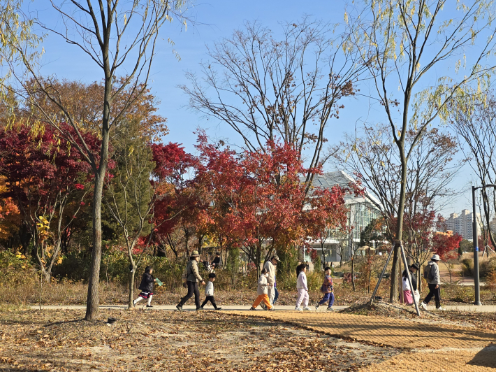 따스한 가을 햇살을 받으며 숲 해설사와 함께 수목원 산책로를 걷고 있는 아이들