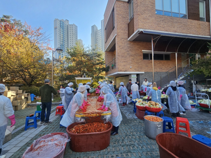 김장 만들고있다