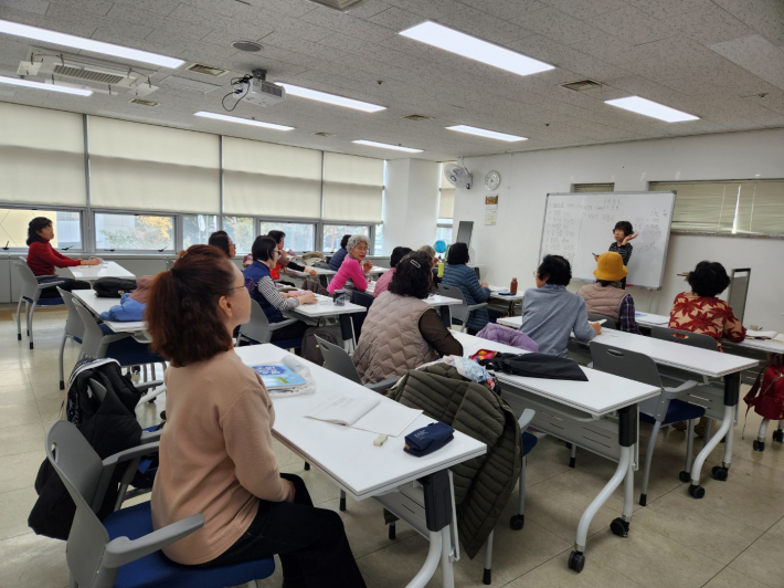 영통종합사회복지관 성인문해교실 수업사진