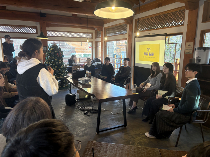 사진)이주배경청소년 선·후배가 교류하는 진로콘서트를 열고 있다.    