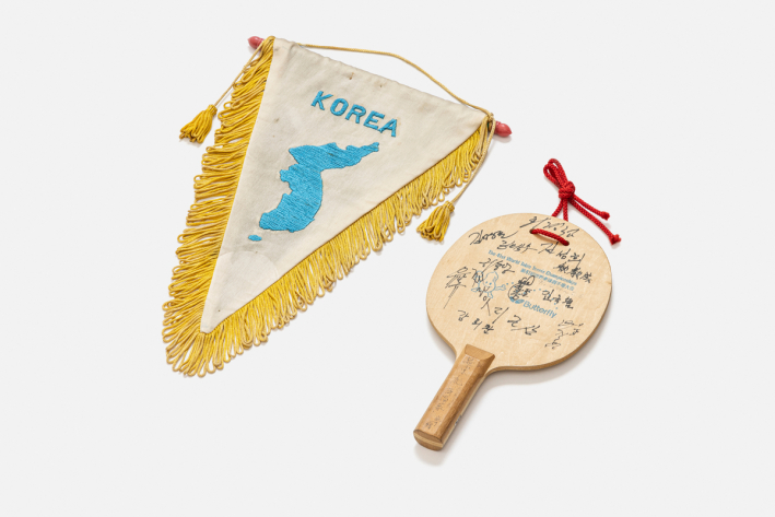 사진)1991년 최초로 구성된 남북단일팀 탁구선수단이 사용한 서명 탁구채와 삼각기    