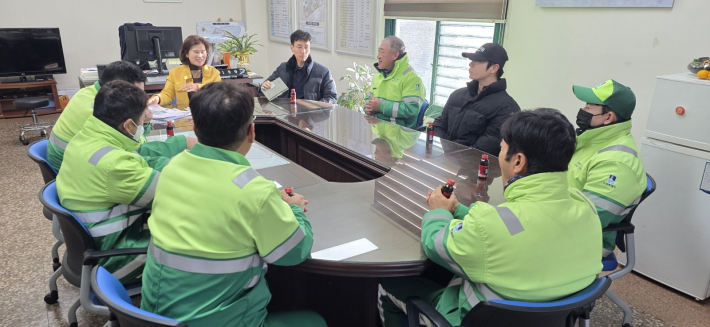 조원1동 환경관리원들이 조원1동 행정복지센터 동장실에서 간담회를 하고있다.