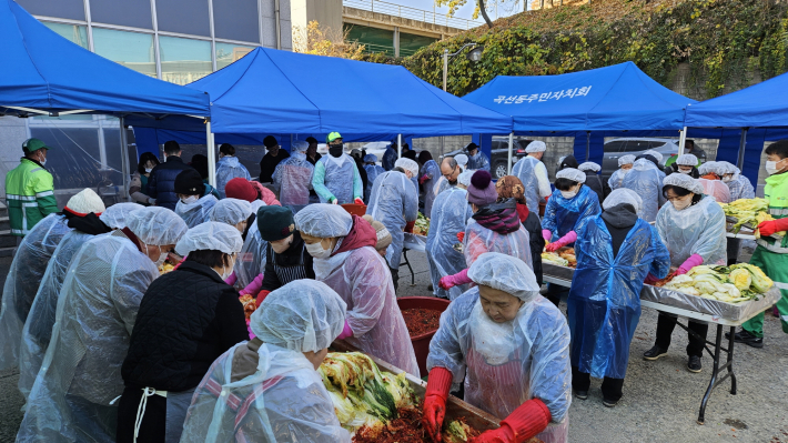 남수원새마을금고에서 김장행사를 위해 곡선동에 300만원 후원금을 기부했다.