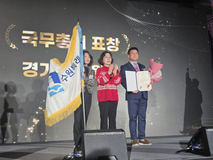 사진)김현수 수원시 제1부시장(오른쪽)과 수원시 관계자들이 수상 후 기념사진을 찍고 있다.    