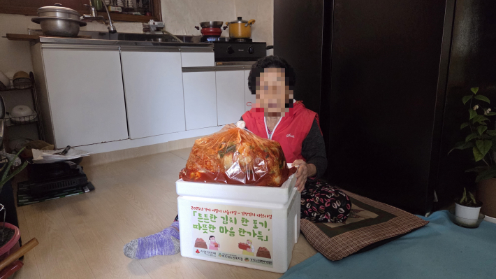김장김치를 전달받은 어르신 사진