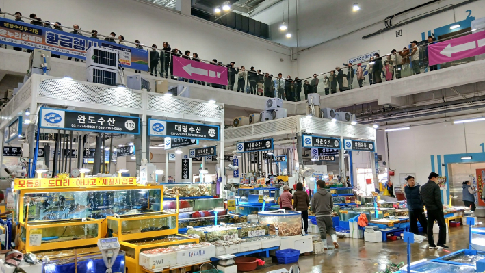 온누리상품권 환급을 받기 위해 2층으로 향한 시민들의 긴 대기줄